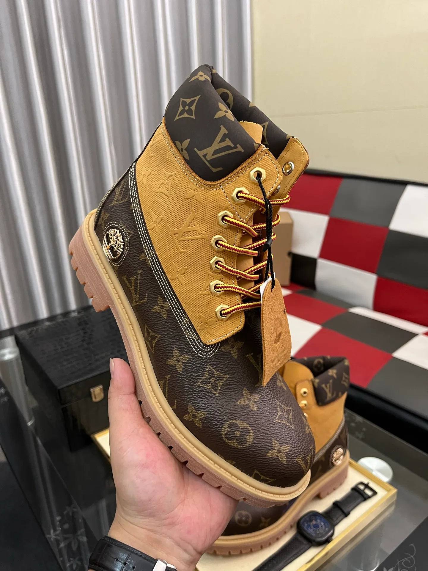 Ex-factory price: 458⌚️⌚️LV x Timberland Timberland joint model Presbyopia Embossed Rhubarb Boots Ankle Boots Short Boots LV x Timberland ankle boots are made of Monogram embossed waterproof nubuck cow leather, relying on the brand's exquisite craftsmanship to carefully reshape the classic Timberland 6-inch boot shape in Italy, with an eye-catching American workwear style. Created by Pharrell Williams 2025 autumn and winter menswear show. Monogram embossed tongue, original Timberland laces and outsole are exquisite details, and the leather label expresses the cooperation logo. Exquisite packaging at the delivery counter🛍📦 ▪️Material: Original customized imported first-layer cowhide ▪️Inner lining: Original customized leather lining/mesh lining ▪️Outsole: Original molded rubber material ▪️Sole thickness: 3.5CM ▪️Size: 38-44